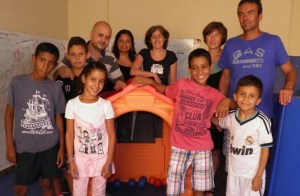 Los tres ni??os saharauis posaron con sus familias de acogida de A Pobra antes de ser recibidos en el Concello	C.R.