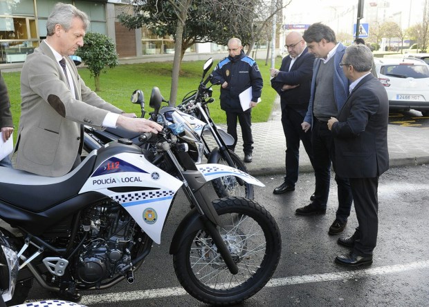 A Coru??a O vicepresidente da Xunta, Alfonso Rueda, acompa??ado do delegado territorial da Xunta na Coru??a, Diego Calvo e o Director Xeral de mexercias Luis Menor, far??n entrega de 12 motocicletas destinadas ao corpo da polic??a local de concellos da provincia da Coru??a 11/01/2016 Foto: Moncho Fuentes / AGN