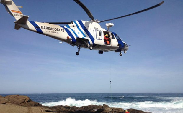 El herido fue atendido en las rocas después de que un golpe de mar lo abatiese.